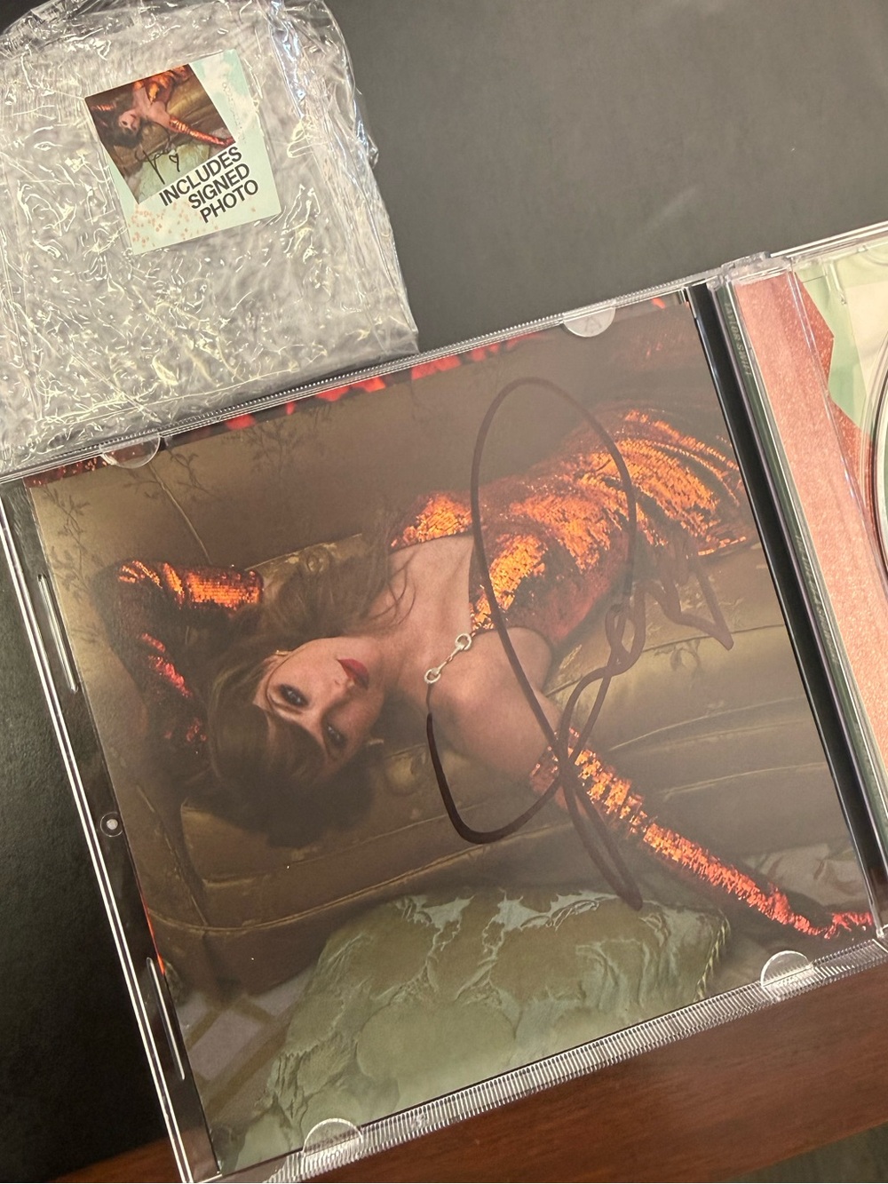 *SIGNED* Taylor Swift “The Life Of A Showgirl” CD-Photo 2